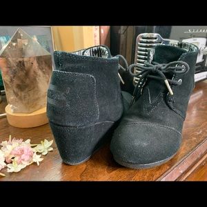 Toms suede wedge booties sz 6